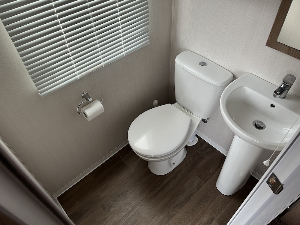 The Oaks en-suite toilet